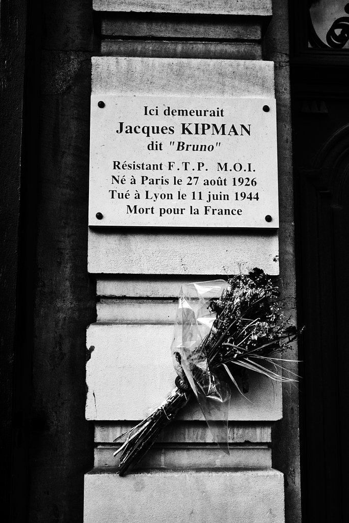 Plaque Jacques Kipman et bouquet