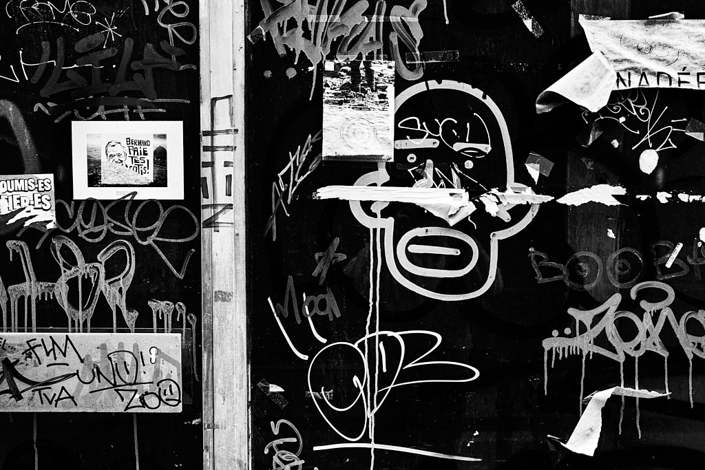 Graffitis et petite affiche « Bernard paie tes impôts ! »