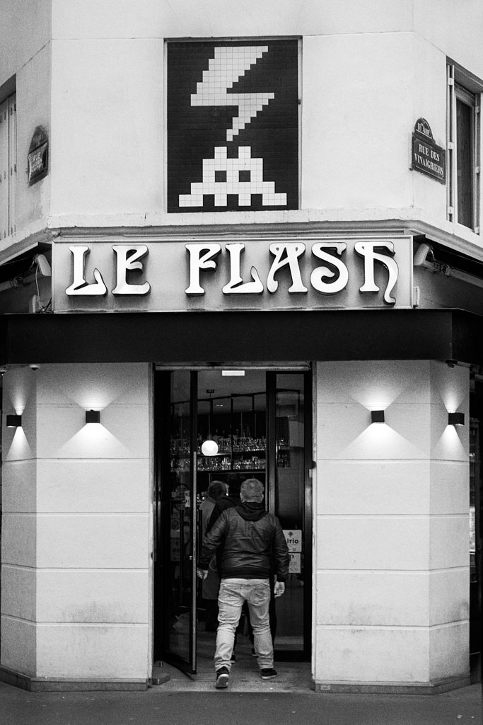 Façade du café Le Flash et mosaïque au-dessus de l’entrée