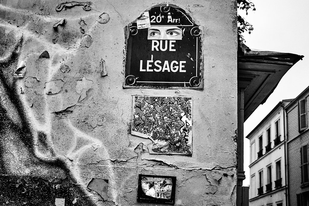 Plaque rue Lesage ornée d’un collage de regards