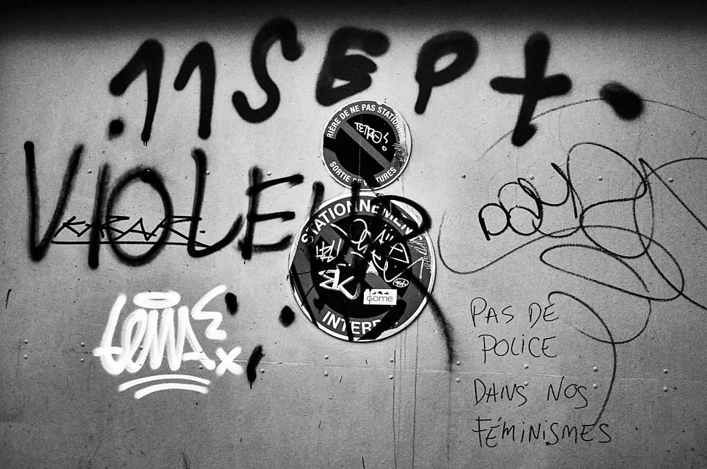 Slogans et autocollants sur un mur