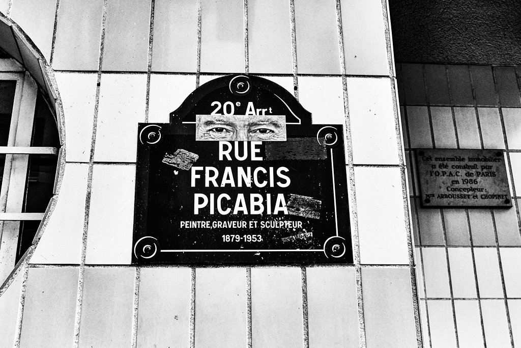 Plaque rue Francis Picabia ornée d’un collage d’yeux