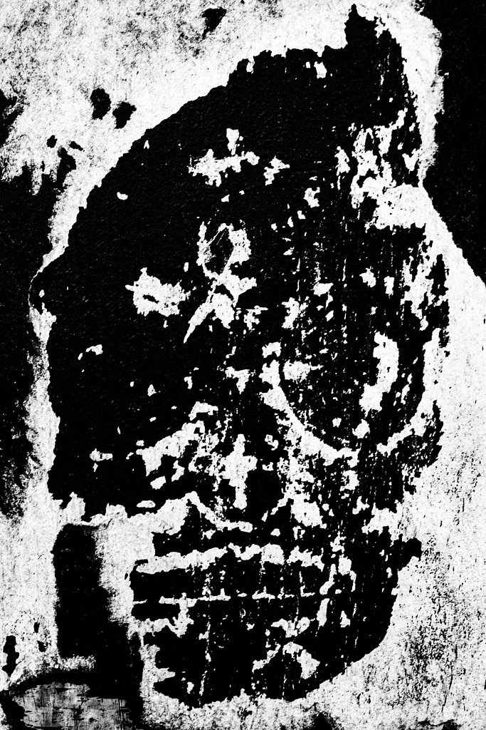 Portrait effacé sur un mur