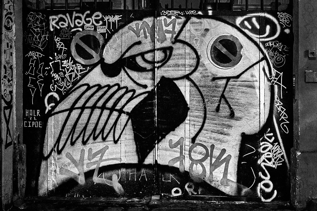 Porte couverte de graffitis